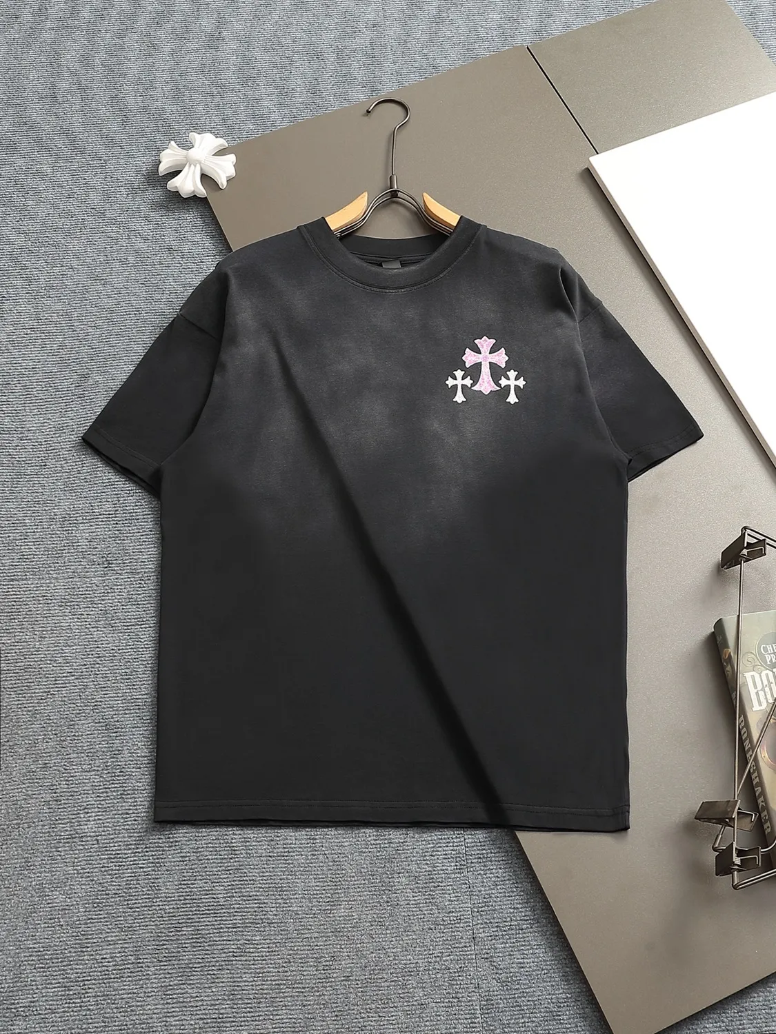 🅿️220 Chrome hearts ch Chrome hearts cross pink hot diamond short-sleeved t-shirt. Advanced tie-dye technology. Large version. Loose and stylish. Low version, slim and long version with upper body and raised hips. 100% commitment: top quality, not fast food. The highest version on the market. Top quality, 320 grams. 26 custom-dyed double yarn cotton, same style for men and women, complete with three standards. Color: Six colors available, available to the public. Size: XS-L. Size chart: